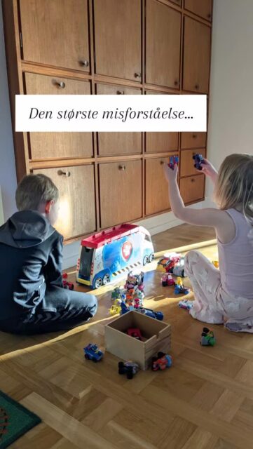 Vi kommer ofte til at behandle vores børn ens, fordi vi tror, det er det rigtige.Men børn er ikke ens og det der virker for ét barn virker ikke nødvendigvis for et andet.Når du begynder at se børnenes forskelle bliver det ofte meget lettere at møde dem hver især 💛Har du oplevet det i jeres familie?#humandesign #livetsommor #livetmedbørn #familieliv #moderskab