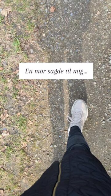 En mor jeg talte med, var frustreret over sin datter.Hun følte, at ligegyldigt hvad hun gjorde, så reagerede datteren med meget voldsomme følelser.Da vi kiggede på datterens design, blev det tydeligt, at hun faktisk havde brug for noget helt andet, end moren troede.Det var naturligt for datteren, at have følelser der bølgede og måden moren kunne hjælpe hende på og tage toppen af følelserne var fx gennem berøring: kram, nus og massage. Men hun var også et barn der i høj grad havde brug for en balance mellem at give og modtage. Når hun var i ubalance her, kunne det nemt resultere i voldsomme følelses udbrud. Så det handlede også om, at sætte forventningerne og kravene ned til hende.Den forståelse ændrede den måde, som moren mødte hende på og så begyndte tingene at falde mere til ro 💛Det er ofte de små forståelser og aha-oplevelser, der gør en stor forskel i hverdagen.#humandesign #livetsommor #livetmedbørn #familieliv #moderskab