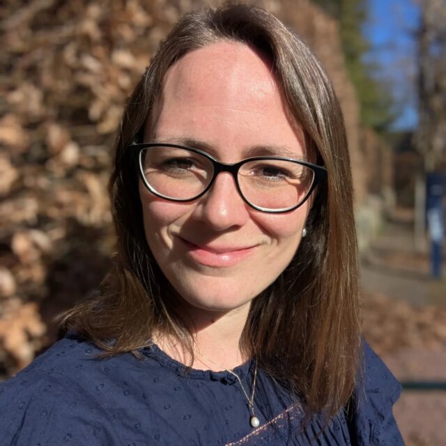 Hej, Jeg hedder Mette. Jeg hjælper mødre med at finde tilbage til sig selv, få mere energi og mærke glæden i hverdagen og livet igen - det gør jeg gennem Human Design, coaching og positiv psykologi ✨

Jeg tror på, at en livsglad mor er en som er i balance, forstår sig selv og forstår sine børn. Derfor brænder mit hjerte også for vores relation til vores børn og familien som helhed 💞

Jeg er af den overbevisning, at du som mor først rigtig trives, når dine børn har det godt. Så hvordan kan vi også forstå dem på et nyt plan, så vi bedre kan være der for dem og give dem det de har brug for. Hvor er vi forskellige/ens, hvordan påvirker vi hinanden og hvad er vores styrker/svagheder, både sammen og hver for sig. 

Jeg tror på at du trives, når dine børn har det godt, men dine børn mærker også dig og trives bedre, når du har det godt. Så du må tage iltmasken på først selv. Det hele starter med at du forstår dig selv 💖

#livetsommor  #mortiltre  #mortilto  #moderskab  #morliv  #morlivet  #livetmedbørn  #familieliv  #hverdagslykke  #hverdagsglæde  #glæde  #lykke  #livsglæde  #alterenergi  #positivity  #positivepsychology #positivpsykologi #positivitet  #happiness #humandesign #humandesignreading #humandesignsystem #humandesignparenting #parentingbyhumandesign #moderskabmedhumandesign #forældreskabmedhumandesign