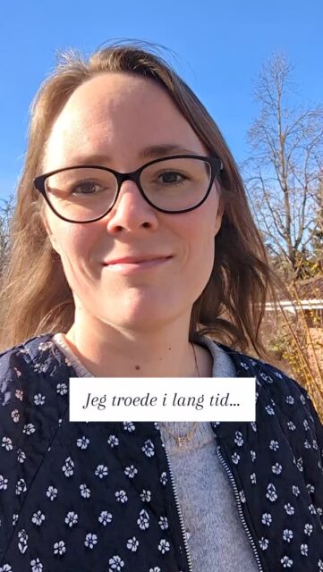 Jeg troede, at der fandtes en rigtig måde at være mor på...Hvis jeg bare gjorde de rigtige ting, var mor på en bestemt måde, opdragede på en bestemt måde…Så ville det hele blive nemmere.Men jeg opdagede, at mine børn reagerede forskelligt. Nogle ting virkede på mit ene barn og nogle ting virkede på mit andet eller tredje barn.Det var der jeg begyndte at se, at jeg måtte forstå mine børns forskelligheder. Det hjalp ikke noget at dykke ned i bøger om opdragelse. Jeg blev nødt til at finde min vej i moderskabet, med de (meget forskellige) børn som jeg nu havde.Først der kom der mere ro på.Det er ikke fordi der aldrig er konflikter eller frustration…
Men det er blevet lettere 💛#moderskab #morlivet #humandesign #livetsommor #familieliv