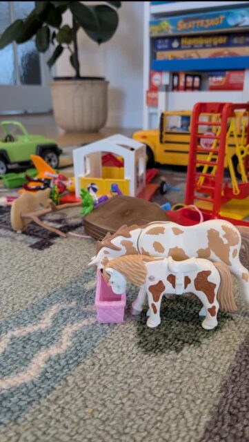 Når min skønne lille Manifesting Generator pige går i gang med leg, så flyder det over det hele. Hun springer rundt. Opstiller en masse. Leger lidt her og der og så tilbage til det første igen 🔀🔁 Ægte MG-energi! 

Hun trives aller bedst, hvis legene får lov at stå. Så kan det godt være, at hun ikke leger med det et par dage, men pludselig sidder hun igen fuldstændig fordybet og er i gang. Når tingene står fremme og ikke bliver ryddet op, så får hun nemt en ny ide og får kickstartet legen igen 💛

#mortiltre #mortilto #moderskab #morliv #morlivet #livetmedbørn #familieliv #hverdagslykke #hverdagsglæde #glæde #lykke #livsglæde #alterenergi #humandesign #humandesignreading #humandesignsystem #humandesignparenting #parentingbyhumandesign #moderskabmedhumandesign #forældreskabmedhumandesign #manifestingGenerator 
#humandesignmanifestinggenerator #livsgladmor