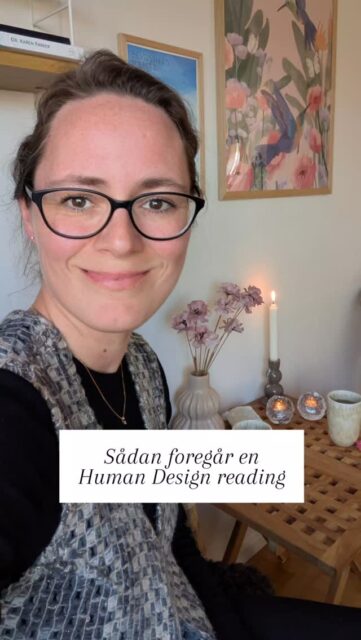 Når du kommer til en reading hos mig, skal du ikke være eller have det på en bestemt måde.Det er et rum, hvor du bliver mødt som præcis det menneske du er.Så kigger vi sammen på dit og/eller dit barns design og oversætter det til din hverdag og dit liv.Du må stille spørgsmål, du må være i tvivl, du må være præcis som du er.Mit fokus er, at du går hjem med en større forståelse, klarhed og ro inden i.Det skal føles trygt for dig 💛#humandesign #livetsommor #livetmedbørn #familieliv #moderskab