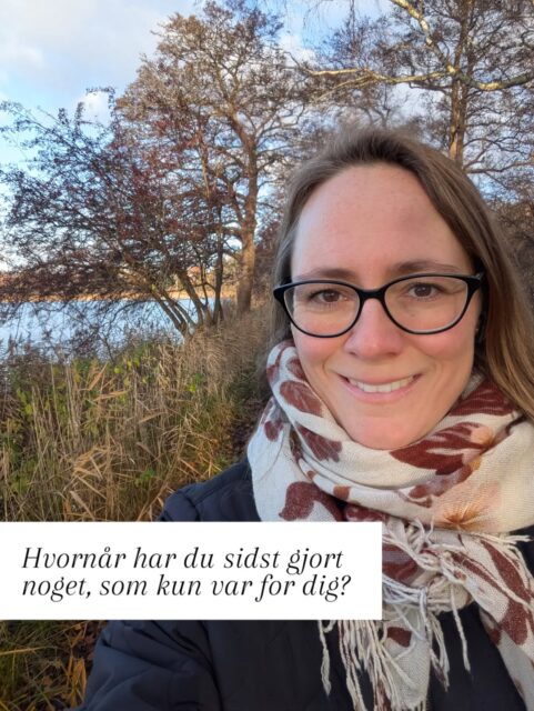 Når man er forælder, kan der være rigtig meget fokus på alle andres behov.Børnene skal have hjælp, hverdagen skal hænge sammen, og der er hele tiden noget, der skal ordnes.Det kan være overvældende at stå i, og der er ikke noget at sige til, hvis det indimellem kan være svært at mærke, hvad du selv har brug for.Men jeg tror, det er vigtigt, at vi også husker at skabe små stunder i hverdagen, som kun er for os selv.Det behøver ikke være noget stort.Måske er det at sætte sig i fred og ro og nyde en kop kaffe. Læse lidt i en bog. Gå en tur. Eller noget helt andet, som du godt kan lide.Måske ved du slet ikke, hvad du har lyst til længere?Så kan det være en hjælp at tænke tilbage på, hvad du tidligere har nydt at lave.Prøv eventuelt at skrive en lille liste.Næste gang du har en stund for dig selv, så vælg én ting fra listen. Uden at tænke alt for meget over det.Bare prøv det af, og vær nysgerrig på, hvad det gør for dig 💚Måske handler det ikke om at finde mere tid til alt muligt andet, men om også at give plads til dig selv.Kærlig hilsen
Mette#selvomsorg #forældreliv #mentalsundhed #hverdagsglæde #hverdagsro
