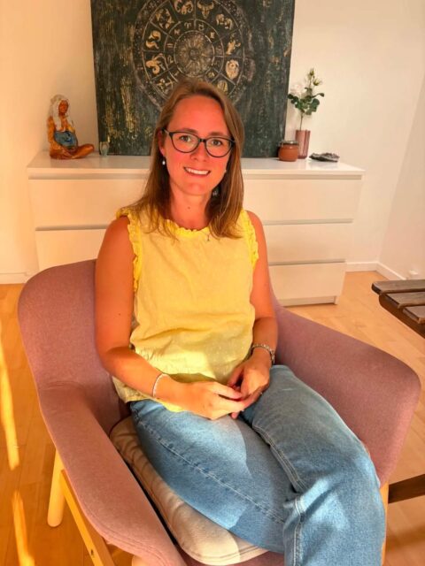 Sommeren har også været en tid med plads til refleksion. Det betyder at der er sket lidt nyt i mit univers.Bag kulissen har jeg arbejdet på et nyt samarbejde. Jeg er nemlig blevet en del af @houseofbeing.dk teamet hos @birgitte.riddersholm. Det betyder at jeg kommer til at tilbyde sessioner i "Annekset" hver tirsdag.Her kommer jeg til at tilbyder individuelle sessioner og forløb med udgangspunkt i Human design, coaching, positiv psykologi og energiarbejde.Det glæder jeg mig meget til at komme i gang med!Ét er at gøre det alene, men noget andet er at være i et fællesskabe, sammen med stærke mennesker, der har samme mission. At at holde rum for din transformation 🙏✨Jeg glæder mig til at tage imod jer 💛#moderskab #livetsommor #livetmedbørn #familieliv #coaching
