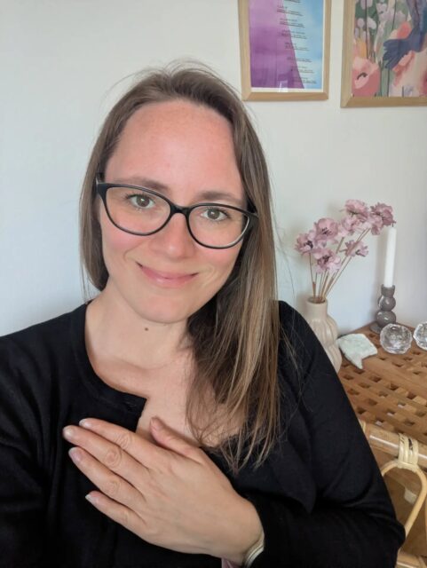 Livsgladmor er blevet til til Mette Olofsson. Det føles både lidt stort, men samtidig også helt naturligt 🙏🏼☺️Den seneste tid har krævet et skift. Tidligere har mit fokus primært handlet om moren og nu, fremadrettet, kommer det i højere grad at rumme både mor, far, jer som forældre og hele familien.Jeg tror på, at vi i en familie hænger vi sammen. Når vi forstår os selv og hinanden bedre, kan der også blive mere plads til forskellighed, ro og trivsel.Derfor har jeg også valgt at lade mit eget navn være afsenderen fremover. Du finder mig nu som @mette.olofsson og min hjemmeside er flyttet til metteolofsson.dk.Livsglad mor er blevet til Livsglad Familie, som lever videre som universet omkring mit arbejde 💛Det er den samme mig, de samme grundlæggende værdier. Nu er der bare plads til hele familien ✨#familieliv #livetmedbørn #forældreliv
#forældreskab #forældrecoaching