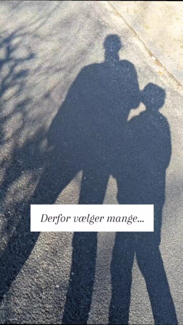 Mange mødre starter med at kigge på ét barn.Måske det barn som hun har sværest ved at forstå og hvor der oftest opstår små gnidninger.Men hun opdager hurtigt, at det giver endnu mere mening, når vi ser på hele familien.For det handler ikke kun om ét barn, men om dynamikken mellem jer.Hvor I støtter hinanden og hvor det kan clashe.Det er ofte i den forståelse, der opstår mest ro 💛#humandesign #livetsommor #livetmedbørn #familieliv #moderskab