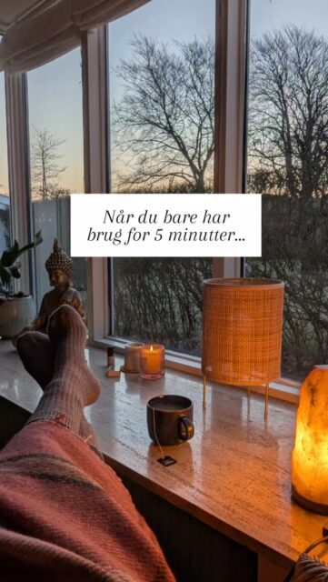 Når dit ene barn taler, imens det andet kalder…Der er rod, lyde og behov.Du kan mærke det bygge sig op indeni.Du har bare brug for 5 minutter, men får det ikke.Og pludselig er din grænse nået.Det betyder ikke, at du er en dårlig mor.Det betyder, at dit system er presset.Og nogle gange handler det ikke kun om pauser...
Men også om at forstå, hvordan du fungerer og hvad du har brug for.Det er noget af det, jeg også hjælper med i mine readings 💛#humandesign #livetsommor #livetmedbørn #familieliv #moderskab